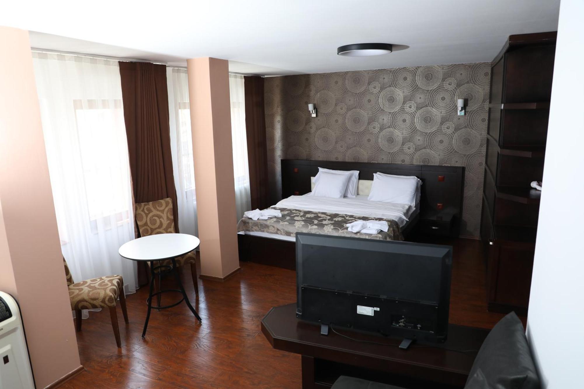 Bruti Hotel Призрен Екстериор снимка