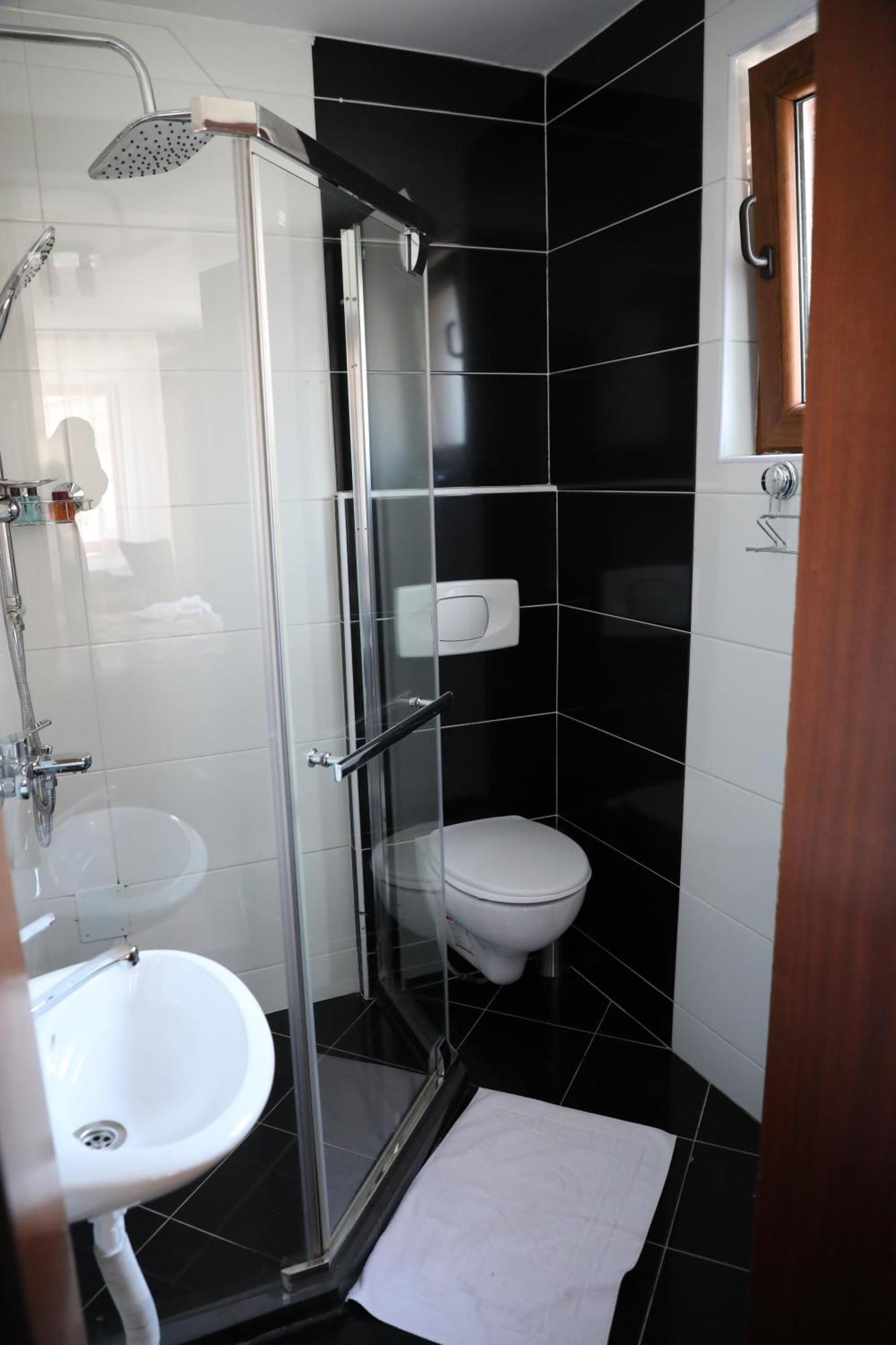 Bruti Hotel Призрен Екстериор снимка